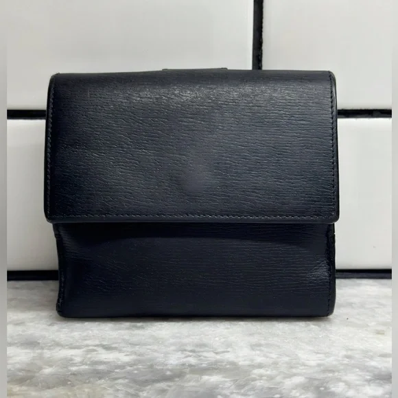 Gucci Black Leather Wallet Crossbody - Silver GG Buckle -
Silver Chain Strap - Picture 7 of 12